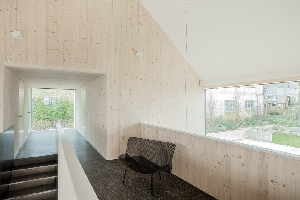 Modernes Einfamilienhaus am Albtrauf mit Holzfassade und großzügiger Verglasung – HI Architektur Stuttgart