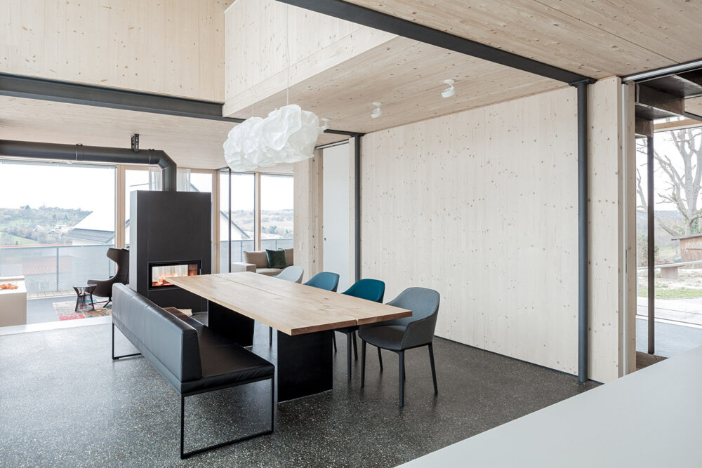 Modernes Einfamilienhaus am Albtrauf mit Holzfassade und großzügiger Verglasung – HI Architektur Stuttgart