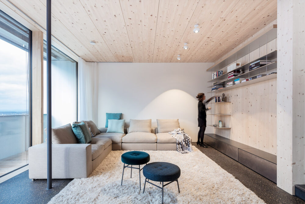 Modernes Einfamilienhaus am Albtrauf mit Holzfassade und großzügiger Verglasung – HI Architektur Stuttgart