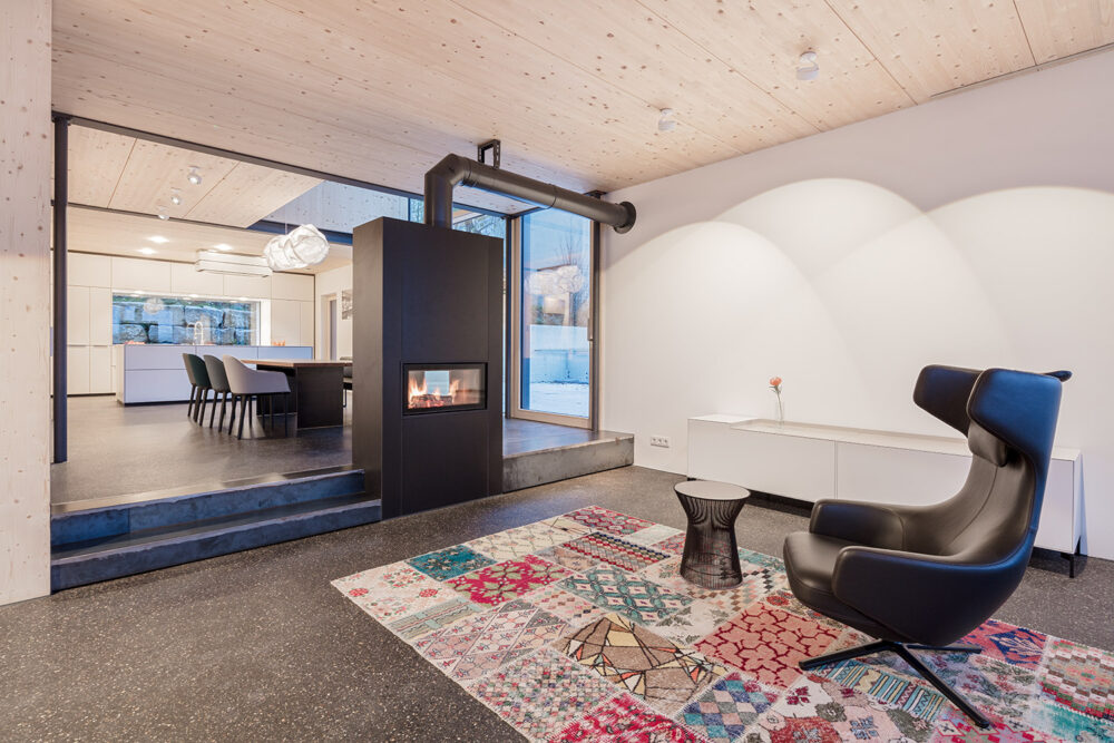 Modernes Einfamilienhaus am Albtrauf mit Holzfassade und großzügiger Verglasung – HI Architektur Stuttgart