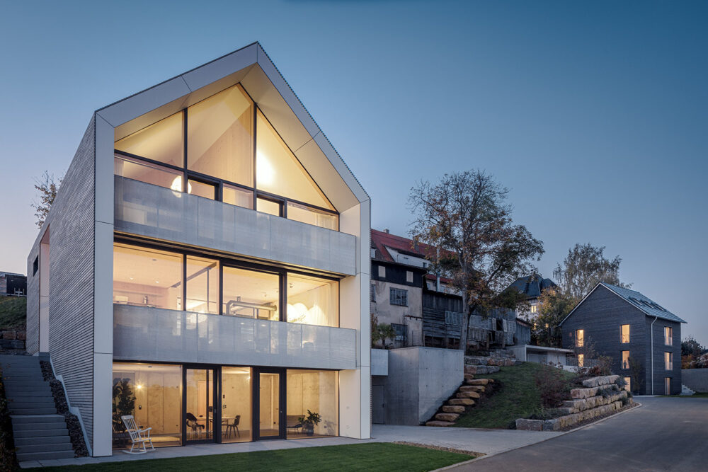 Modernes Einfamilienhaus am Albtrauf mit Holzfassade und großzügiger Verglasung – HI Architektur Stuttgart