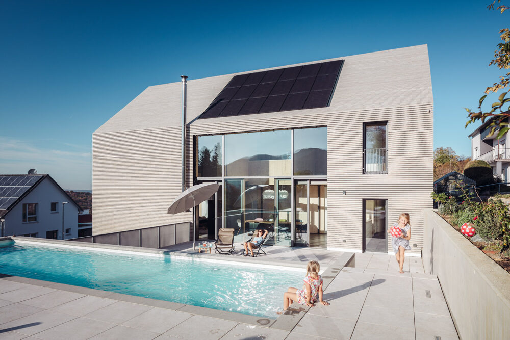 Modernes Einfamilienhaus am Albtrauf mit Holzfassade und großzügiger Verglasung – HI Architektur Stuttgart