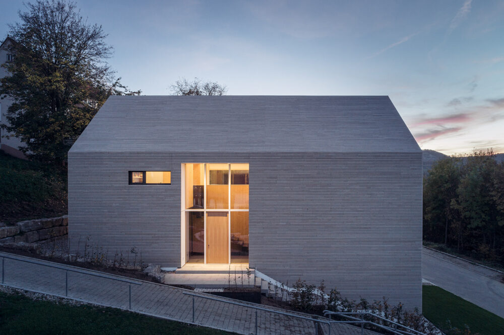 Modernes Einfamilienhaus am Albtrauf mit Holzfassade und großzügiger Verglasung – HI Architektur Stuttgart