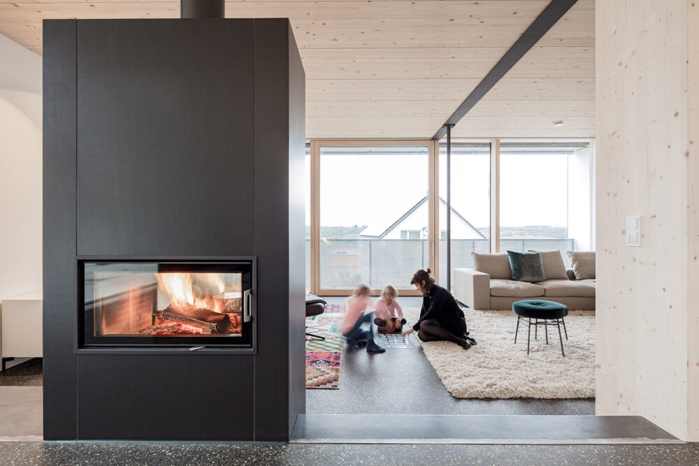 Modernes Einfamilienhaus am Albtrauf mit Holzfassade und großzügiger Verglasung – HI Architektur Stuttgart
