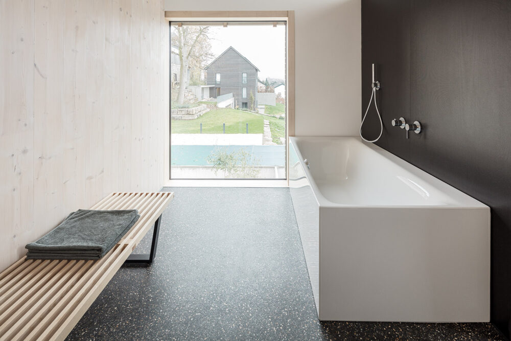 Modernes Einfamilienhaus am Albtrauf mit Holzfassade und großzügiger Verglasung – HI Architektur Stuttgart