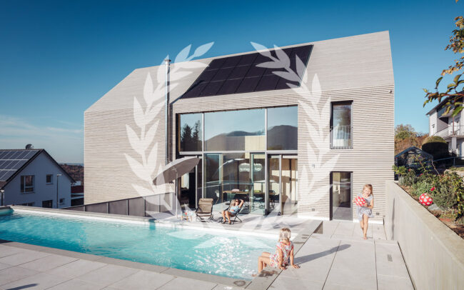 Modernes Einfamilienhaus am Albtrauf mit Holzfassade und großzügiger Verglasung – HI Architektur Stuttgart
