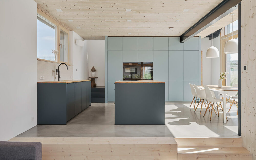 Holzhaus mit Dreh – Modernes Holzhaus auf kompaktem Grundstück mit Pool – HI Architektur & Innenarchitektur Stuttgart