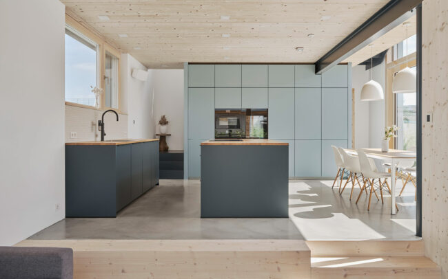 Holzhaus mit Dreh – Modernes Holzhaus auf kompaktem Grundstück mit Pool – HI Architektur & Innenarchitektur Stuttgart