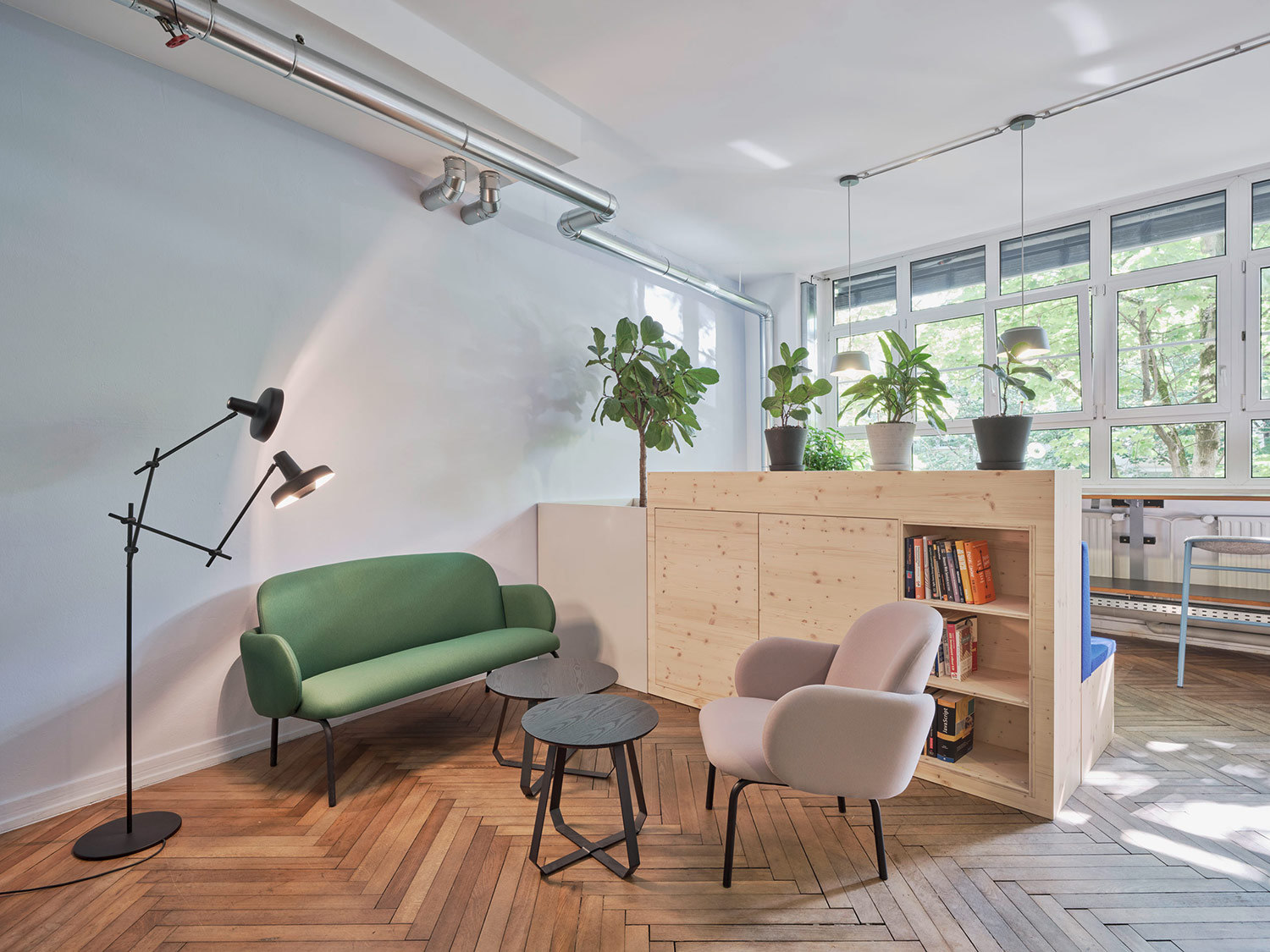 Moderne Arbeitswelt in Stuttgart mit individuellen Arbeitsplätzen, Telefon- und Besprechungsboxen – HI Architektur