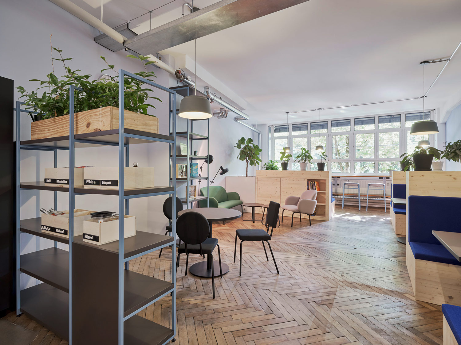 Moderne Arbeitswelt in Stuttgart mit individuellen Arbeitsplätzen, Telefon- und Besprechungsboxen – HI Architektur