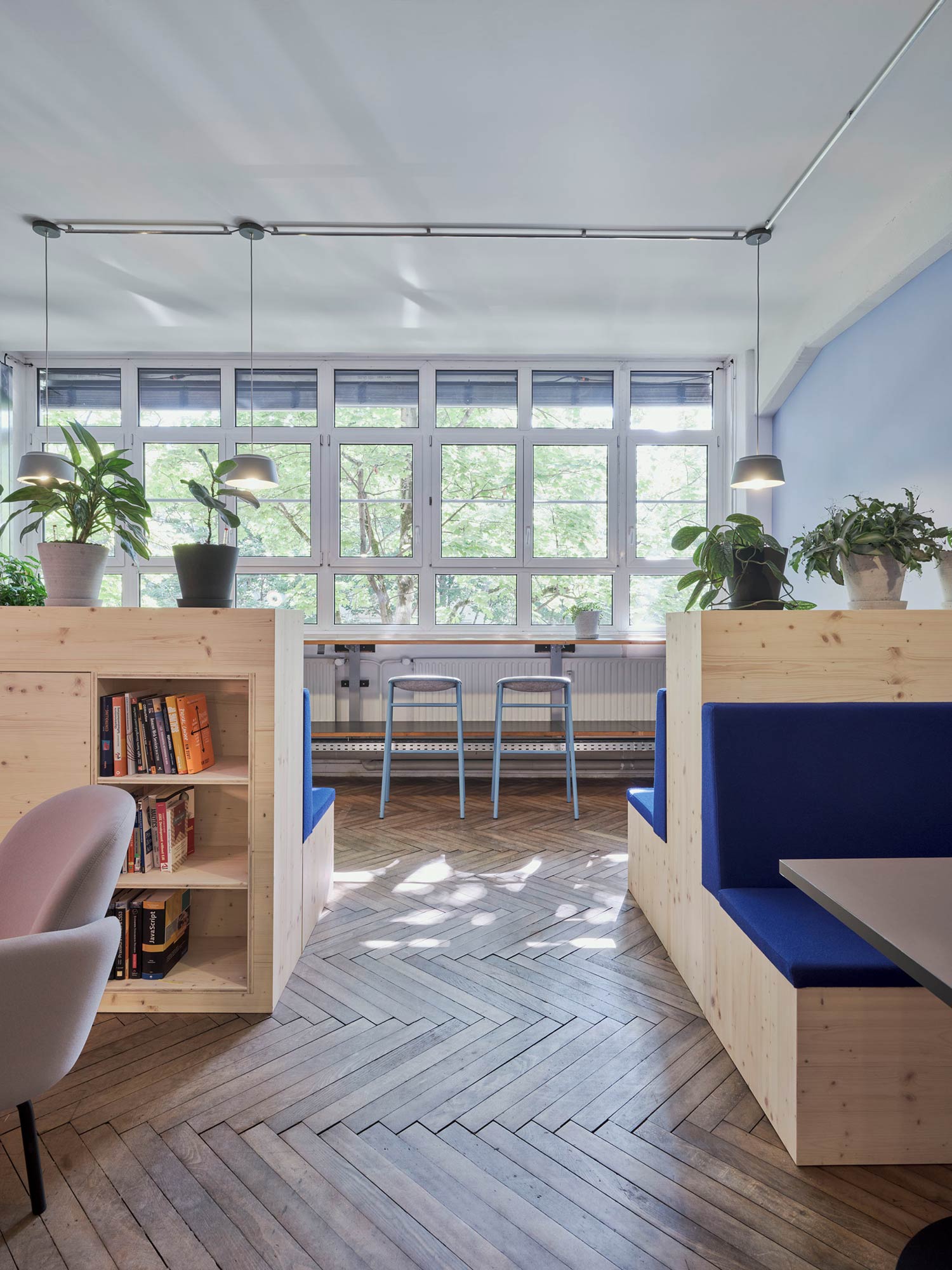 Moderne Arbeitswelt in Stuttgart mit individuellen Arbeitsplätzen, Telefon- und Besprechungsboxen – HI Architektur