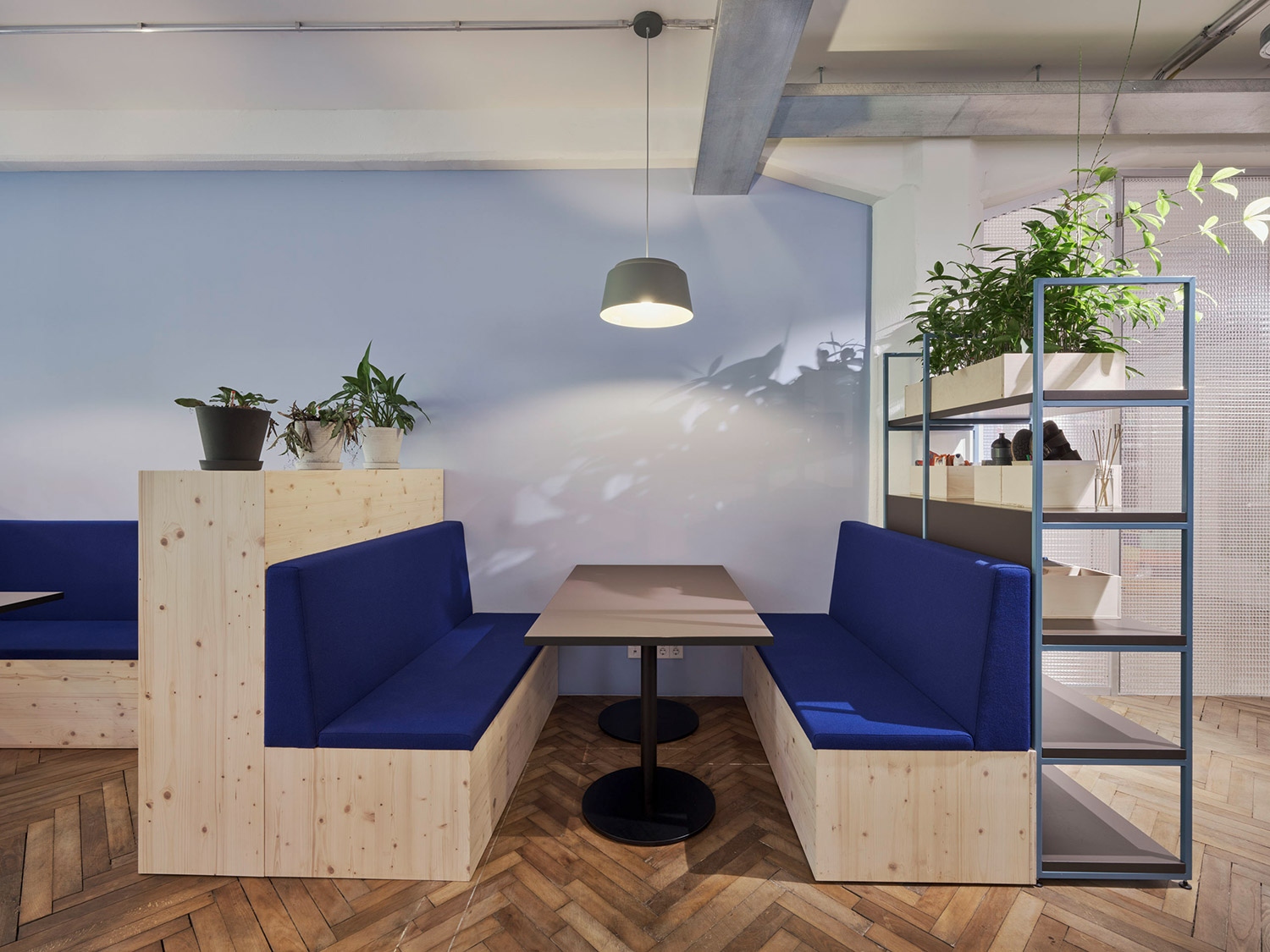 Moderne Arbeitswelt in Stuttgart mit individuellen Arbeitsplätzen, Telefon- und Besprechungsboxen – HI Architektur