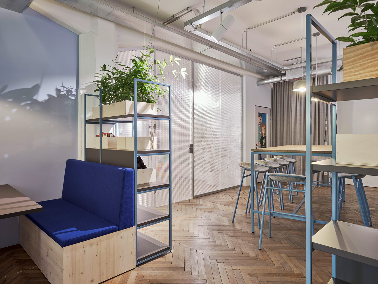 Moderne Arbeitswelt in Stuttgart mit individuellen Arbeitsplätzen, Telefon- und Besprechungsboxen – HI Architektur