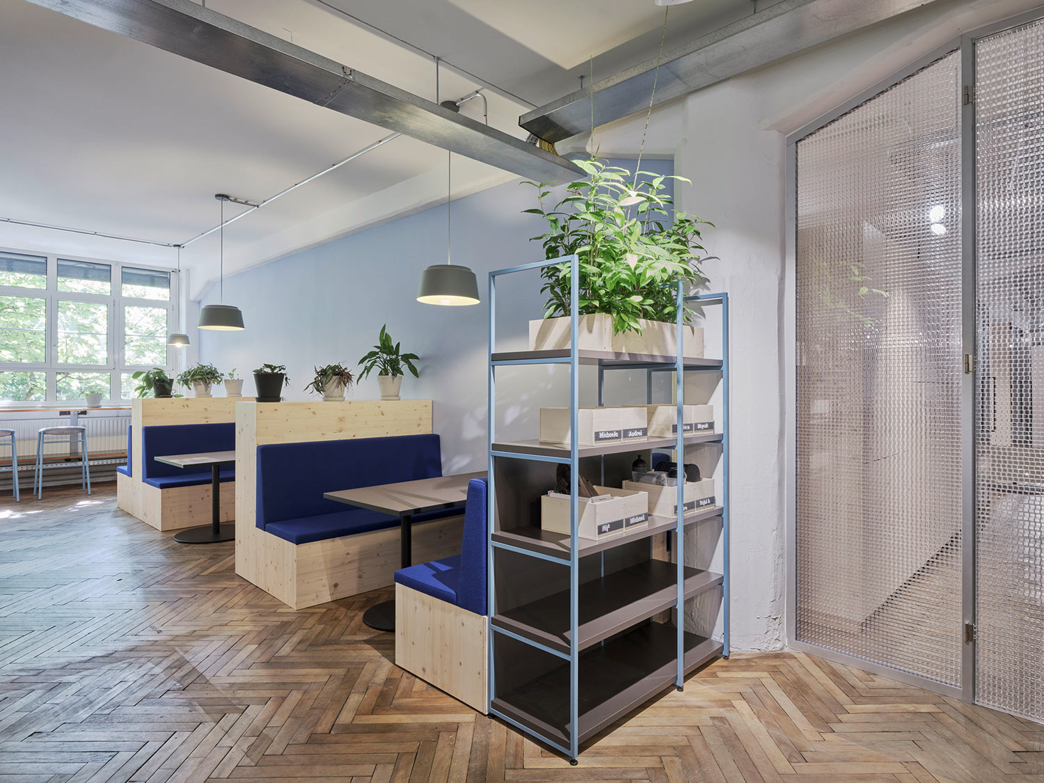Moderne Arbeitswelt in Stuttgart mit individuellen Arbeitsplätzen, Telefon- und Besprechungsboxen – HI Architektur