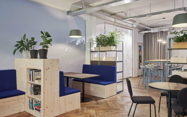 Moderne Arbeitswelt in Stuttgart mit individuellen Arbeitsplätzen, Telefon- und Besprechungsboxen – HI Architektur