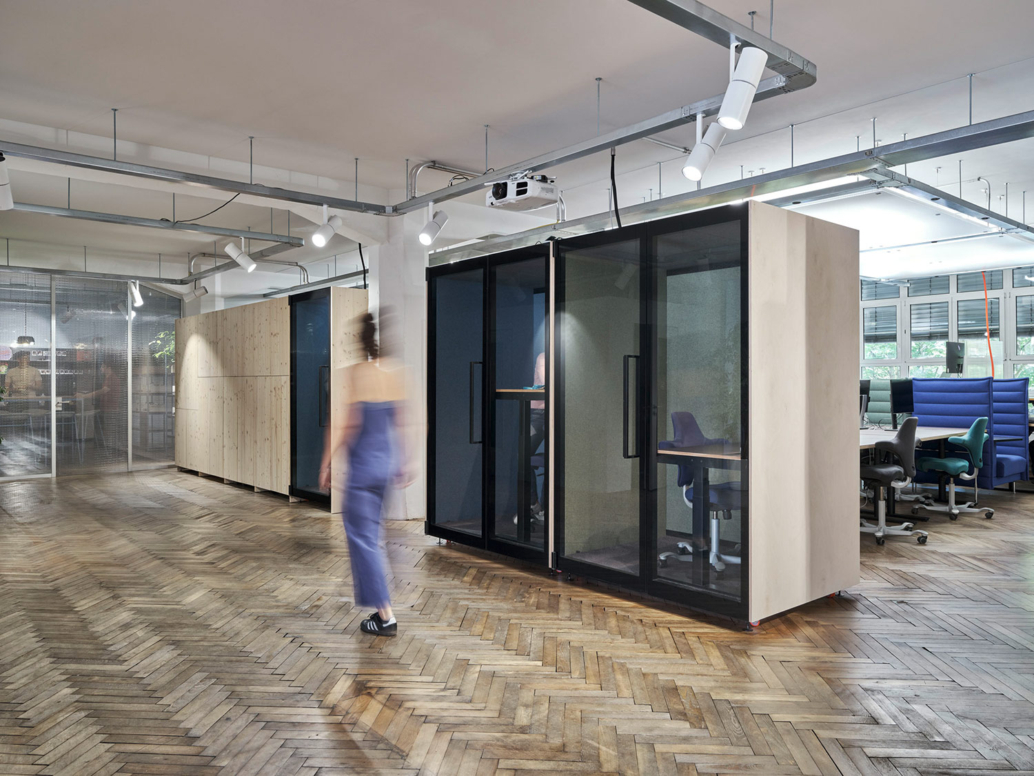 Moderne Arbeitswelt in Stuttgart mit individuellen Arbeitsplätzen, Telefon- und Besprechungsboxen – HI Architektur