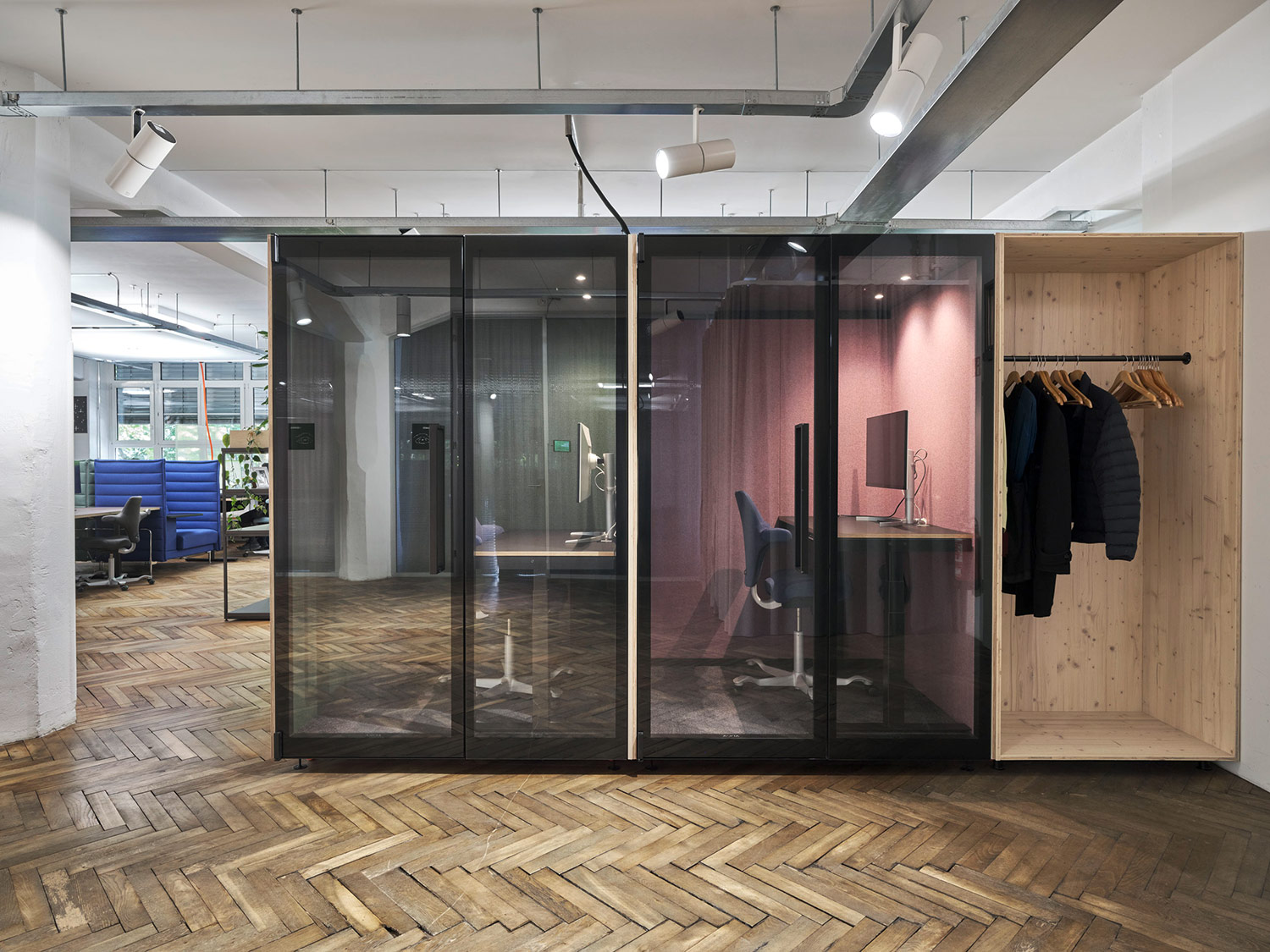 Moderne Arbeitswelt in Stuttgart mit individuellen Arbeitsplätzen, Telefon- und Besprechungsboxen – HI Architektur