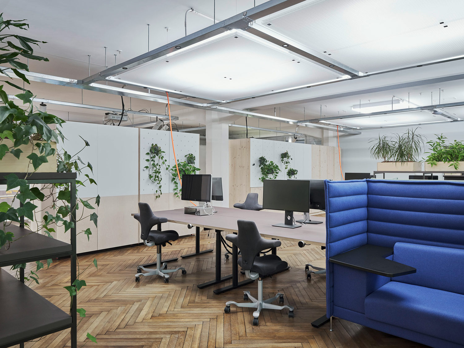 Moderne Arbeitswelt in Stuttgart mit individuellen Arbeitsplätzen, Telefon- und Besprechungsboxen – HI Architektur