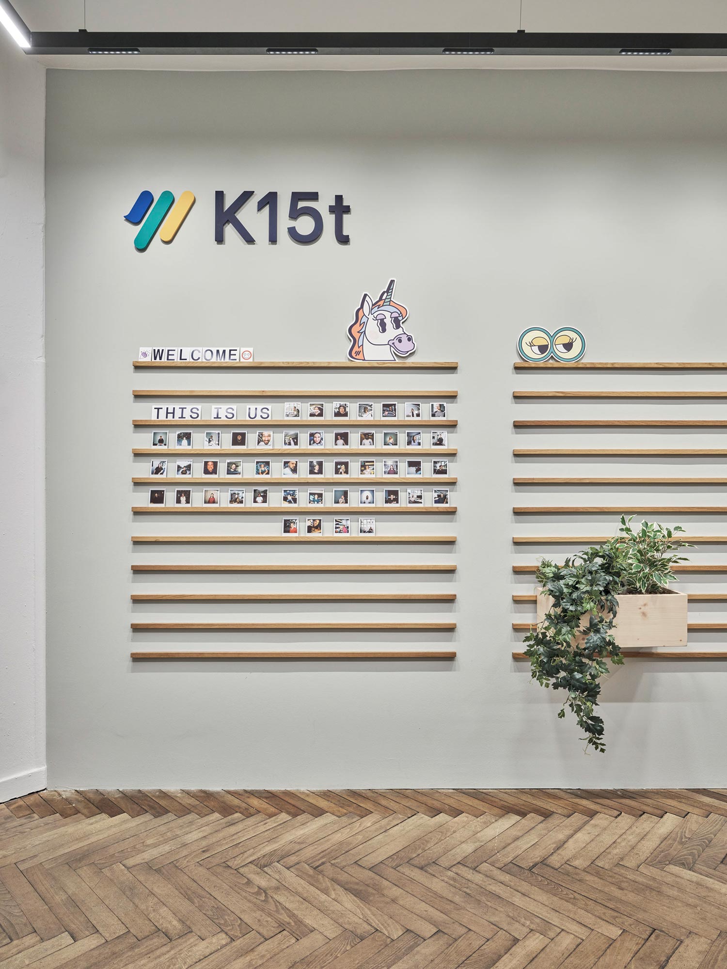Moderne Arbeitswelt in Stuttgart mit individuellen Arbeitsplätzen, Telefon- und Besprechungsboxen – HI Architektur