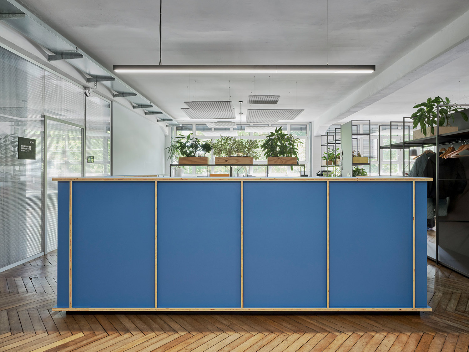 Moderne Arbeitswelt in Stuttgart mit individuellen Arbeitsplätzen, Telefon- und Besprechungsboxen – HI Architektur
