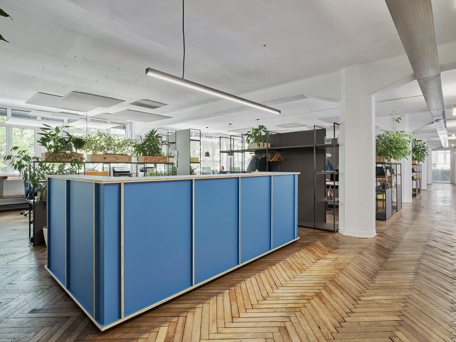 Moderne Arbeitswelt in Stuttgart mit individuellen Arbeitsplätzen, Telefon- und Besprechungsboxen – HI Architektur